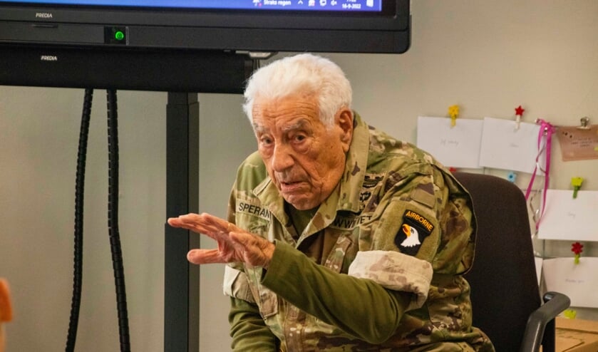 Veteraan Vincent Speranza brengt een bezoek aan Petrus en Paulus School in Eerde.