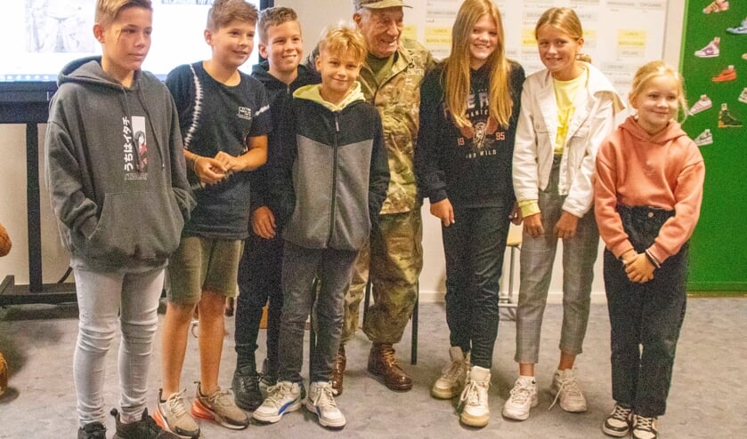 Veteraan Vincent Speranza brengt een bezoek aan Petrus en Paulus School in Eerde.