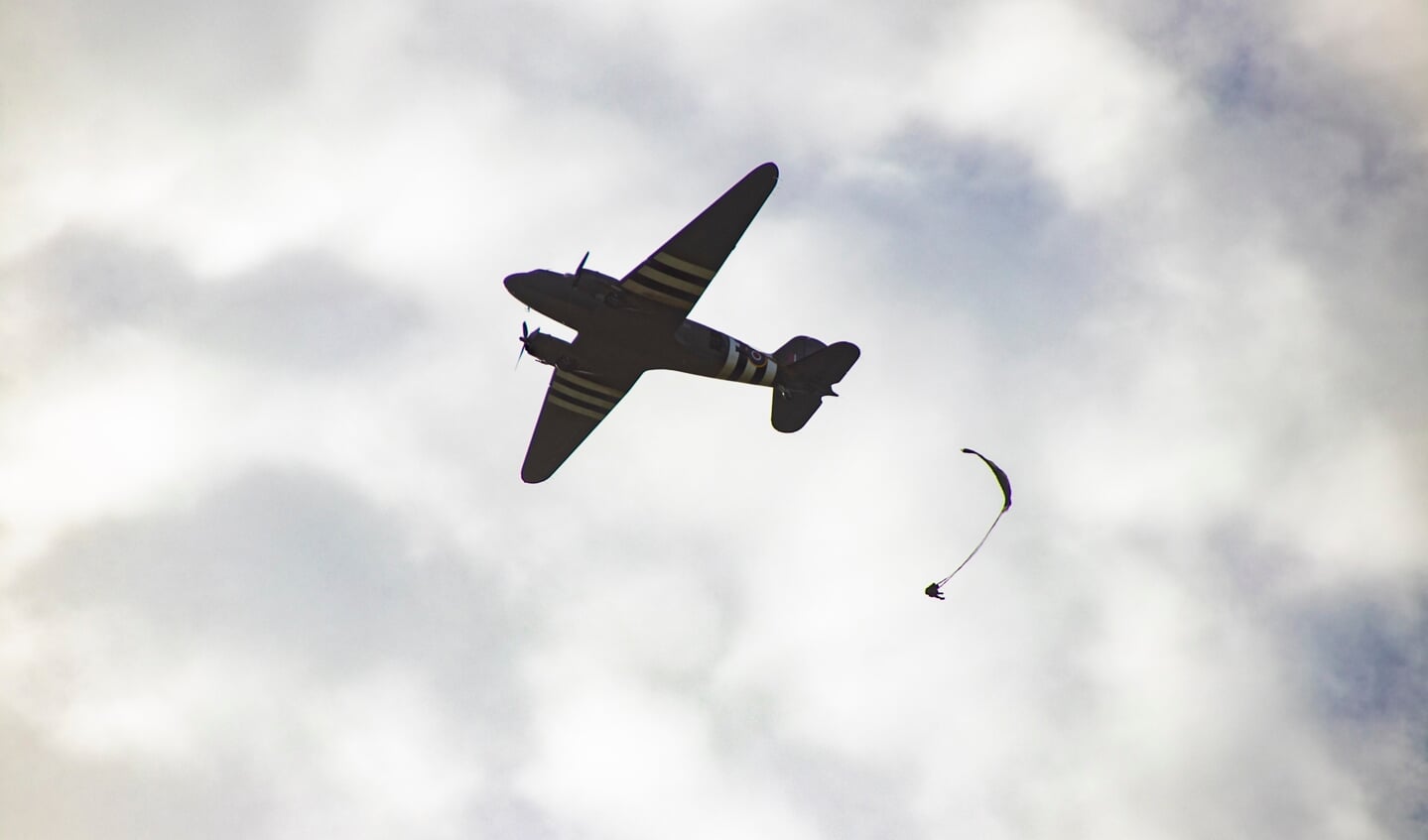 Parachutesprongen Eerde ter ere van Operation Market Garden