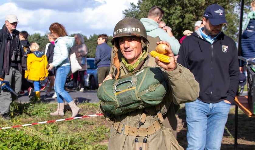 Parachutesprongen Eerde ter ere van Operation Market Garden