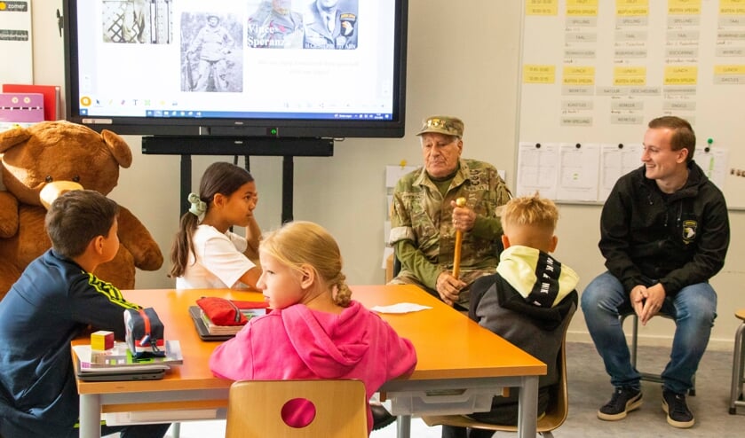 Veteraan Vincent Speranza brengt een bezoek aan Petrus en Paulus School in Eerde.