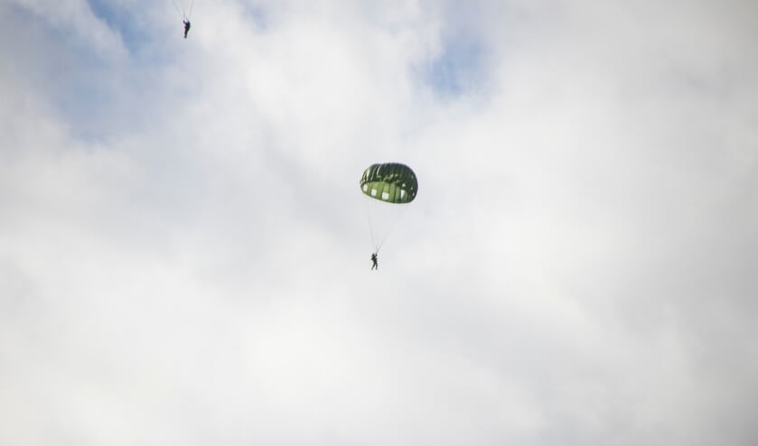 Parachutesprongen Eerde ter ere van Operation Market Garden