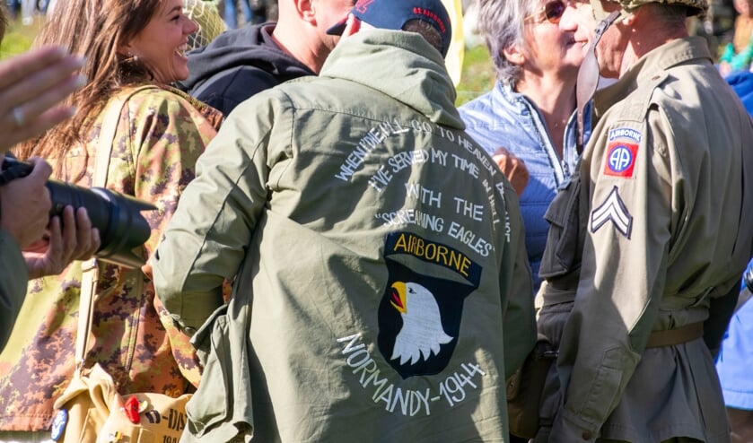 Parachutesprongen Eerde ter ere van Operation Market Garden