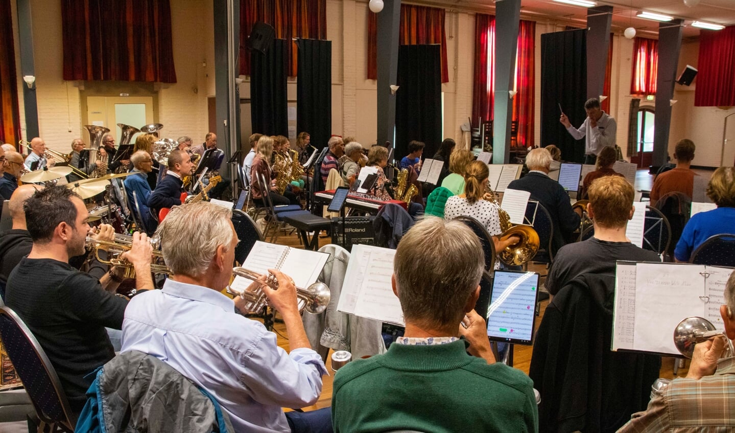 Harmonie St. Cecilia oefent voor het Promconcert.
