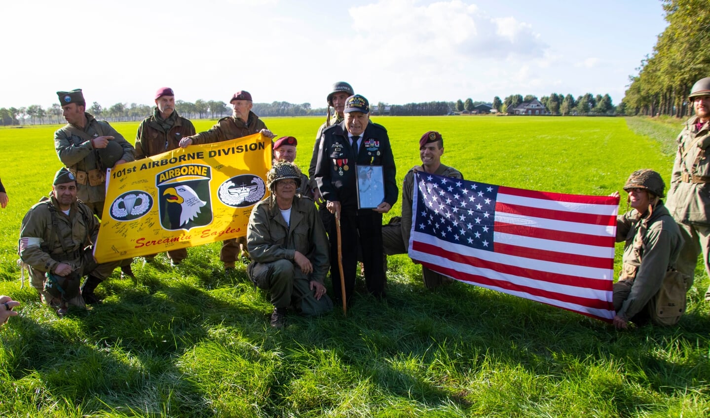 Parachutesprongen Eerde ter ere van Operation Market Garden