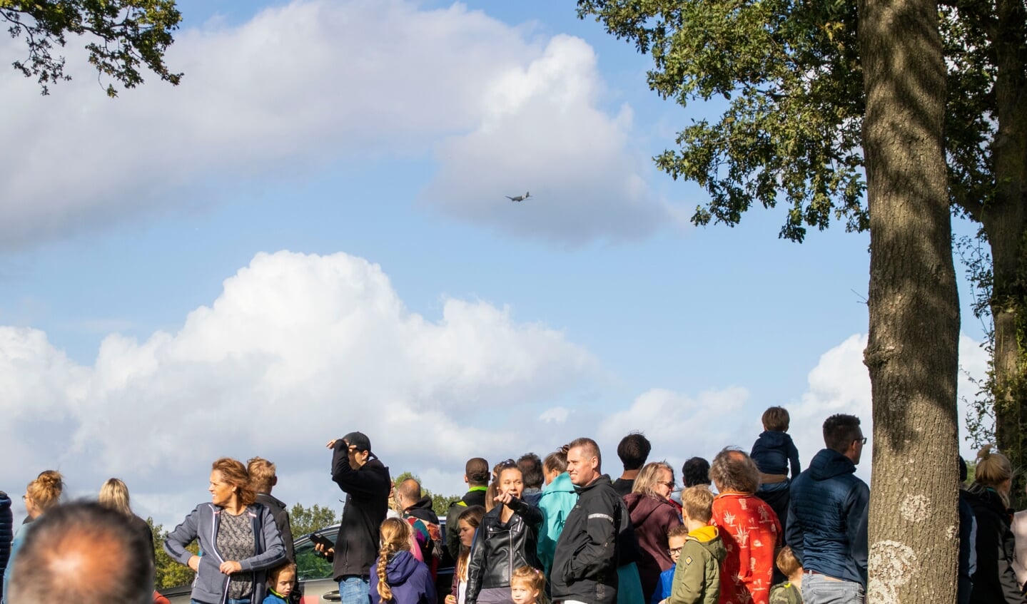 Parachutesprongen Eerde ter ere van Operation Market Garden