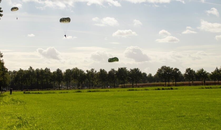 Parachutesprongen Eerde ter ere van Operation Market Garden