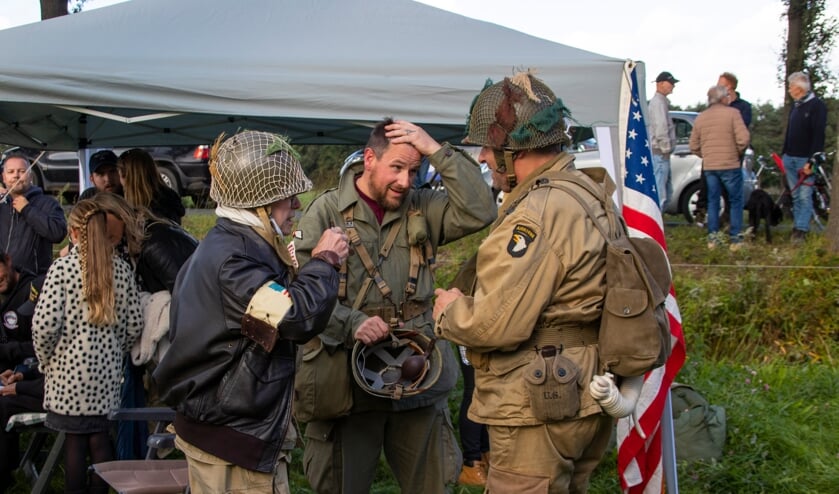 Parachutesprongen Eerde ter ere van Operation Market Garden