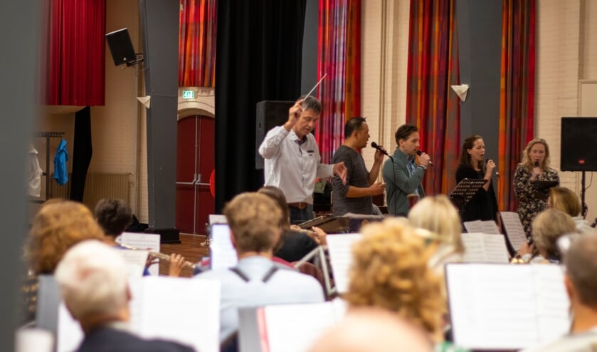 Harmonie St. Cecilia oefent voor het Promconcert.