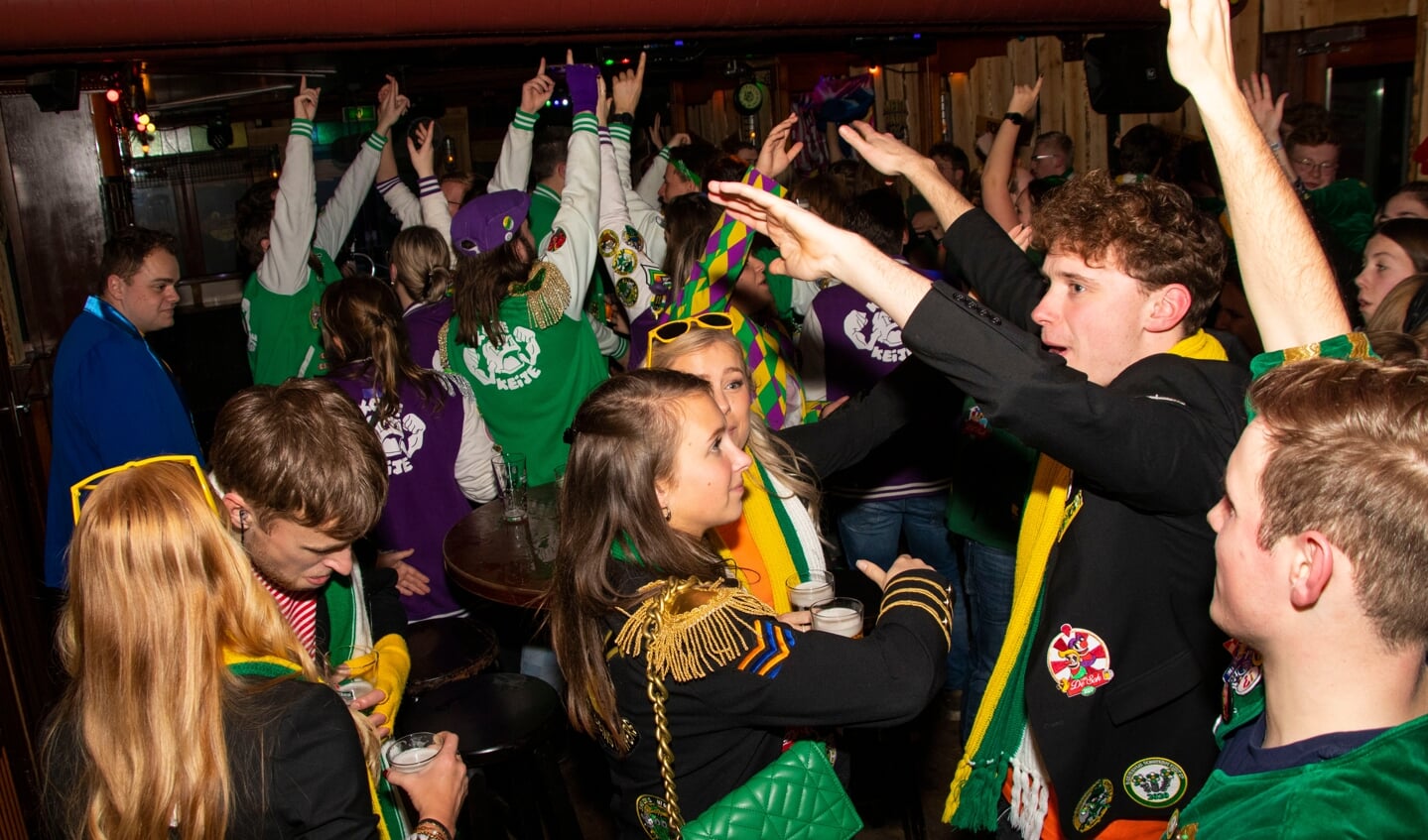 Jonge carnavalsclubs ontmoeten elkaar in Tapperij de Beurs.