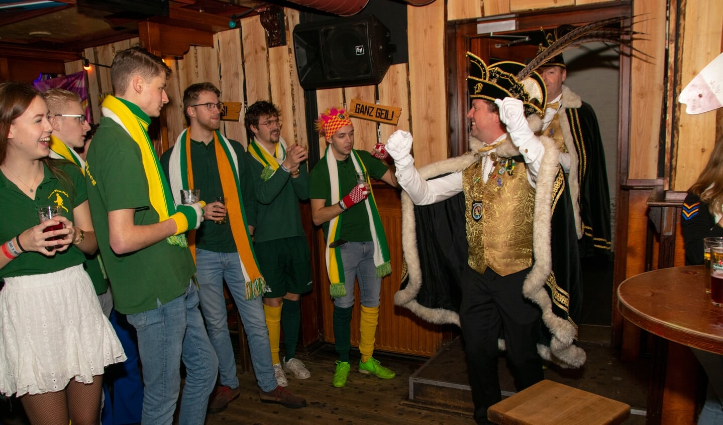 Jonge carnavalsclubs ontmoeten elkaar in Tapperij de Beurs.