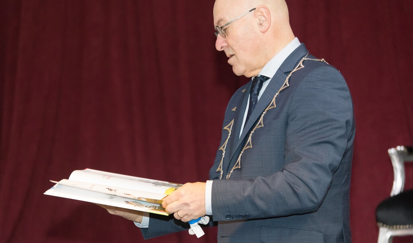 Burgemeester van Rooij leest voor op bs de Heijcant
