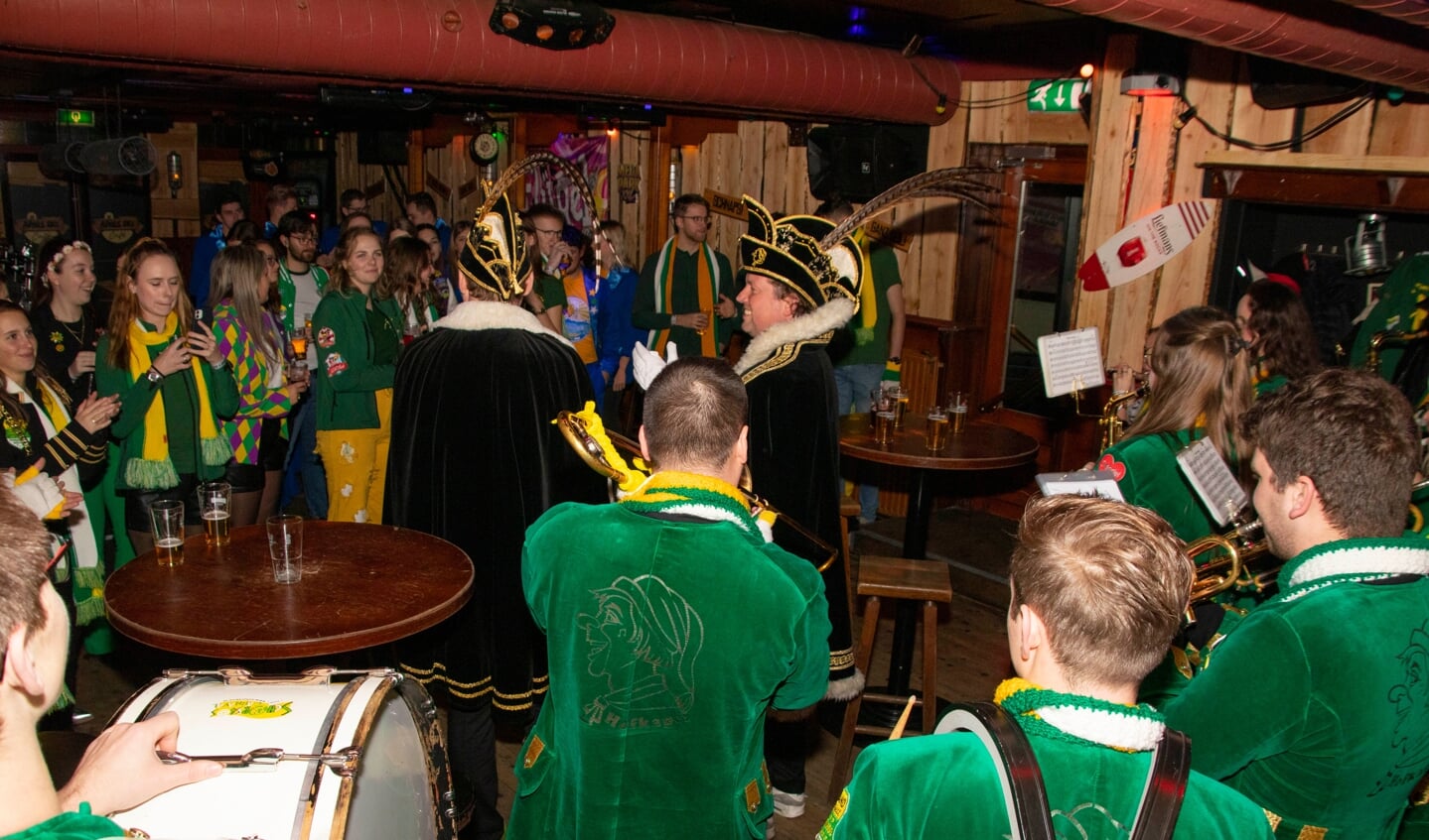 Jonge carnavalsclubs ontmoeten elkaar in Tapperij de Beurs.