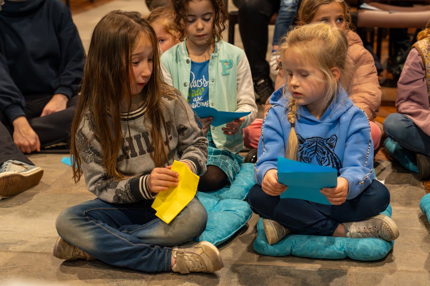 Luisteravond Wijbosch, Juf Romy verteld een verhaal, de kinderen doen mee