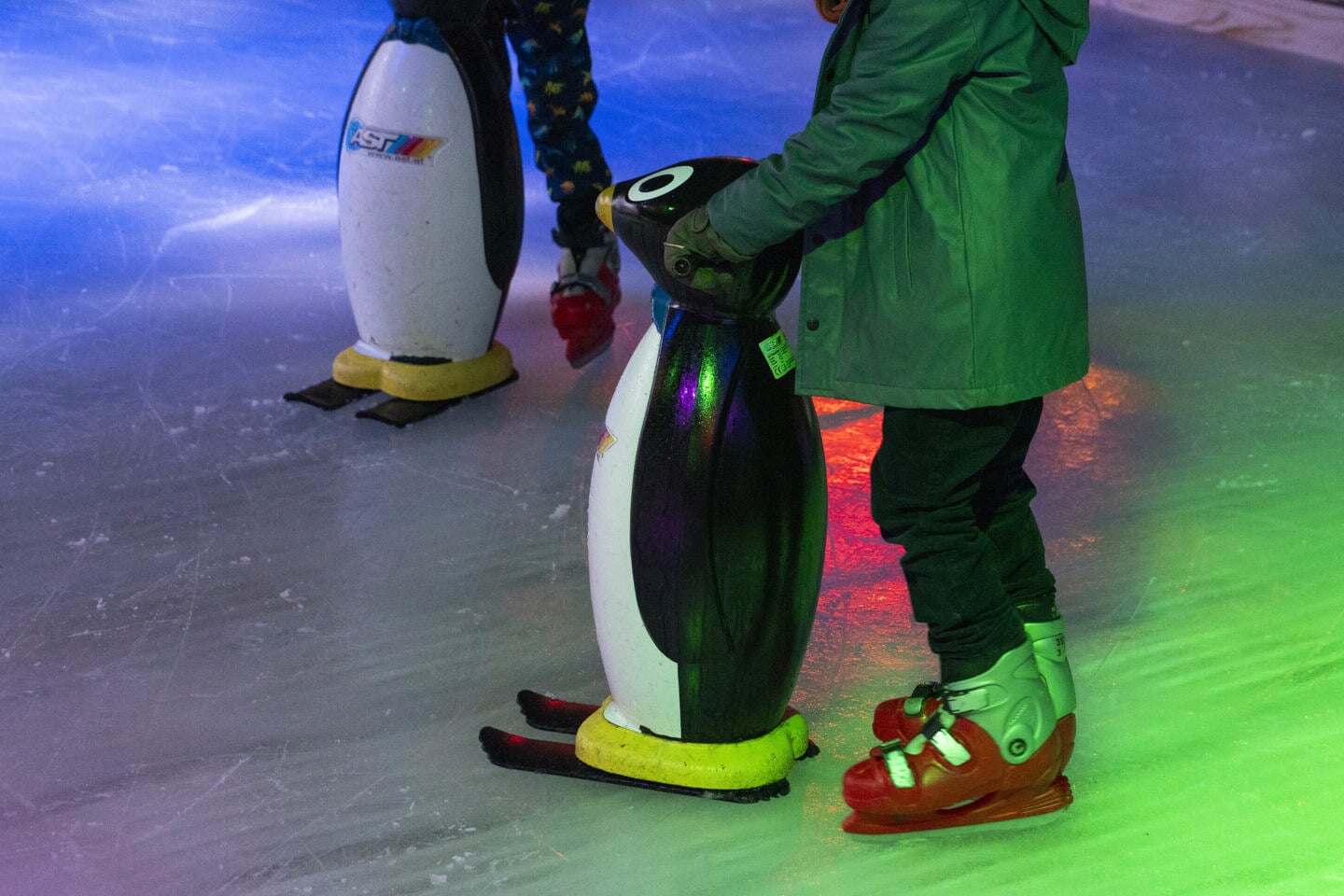 Schoolschaatsen op de ijsbaan van het Winterpark
