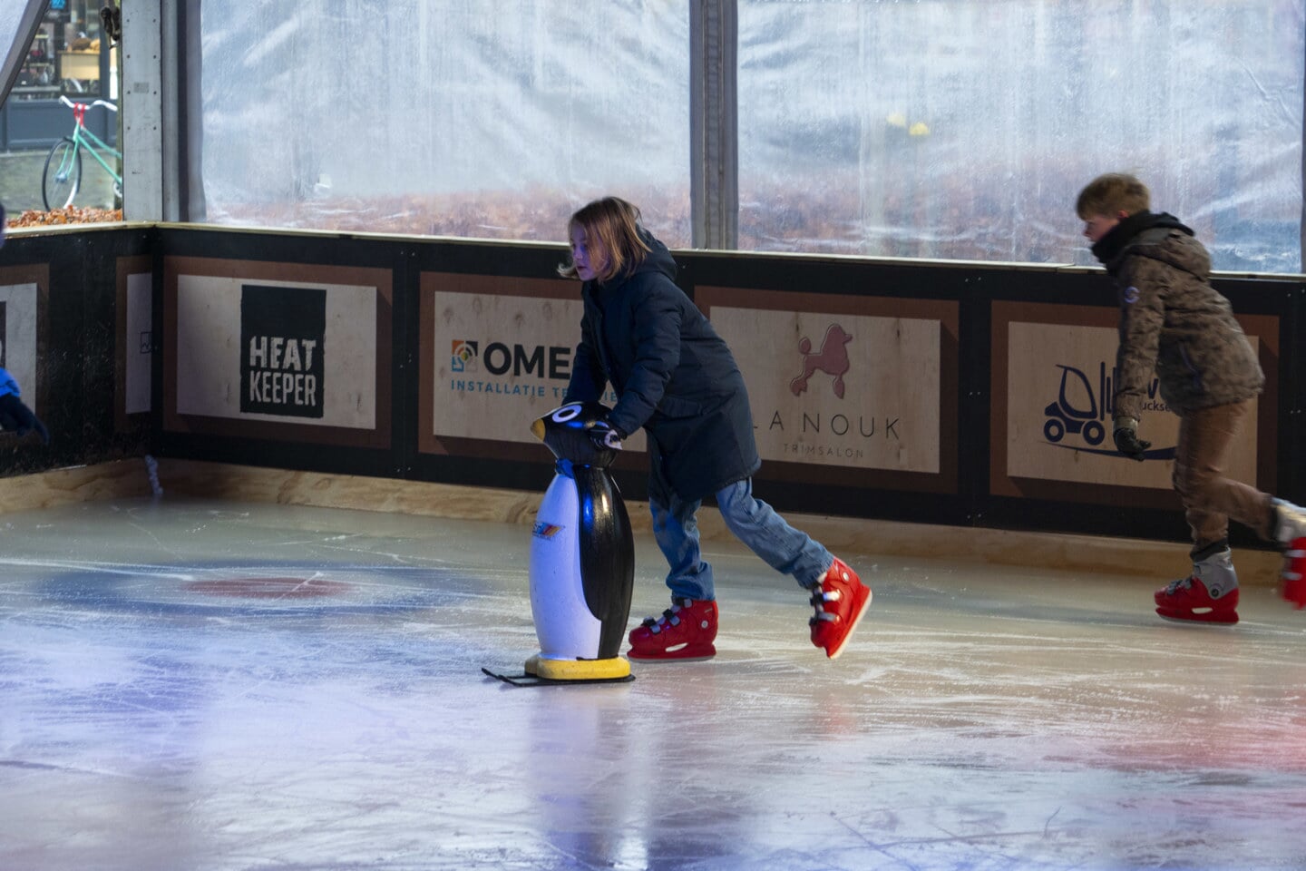 Schoolschaatsen op de ijsbaan van het Winterpark