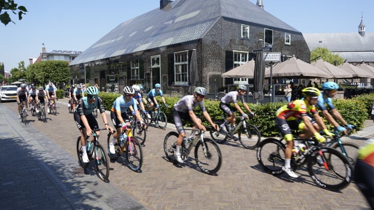 Start van de tweede etappe van de ZLM tour in Schijndel in 2023.