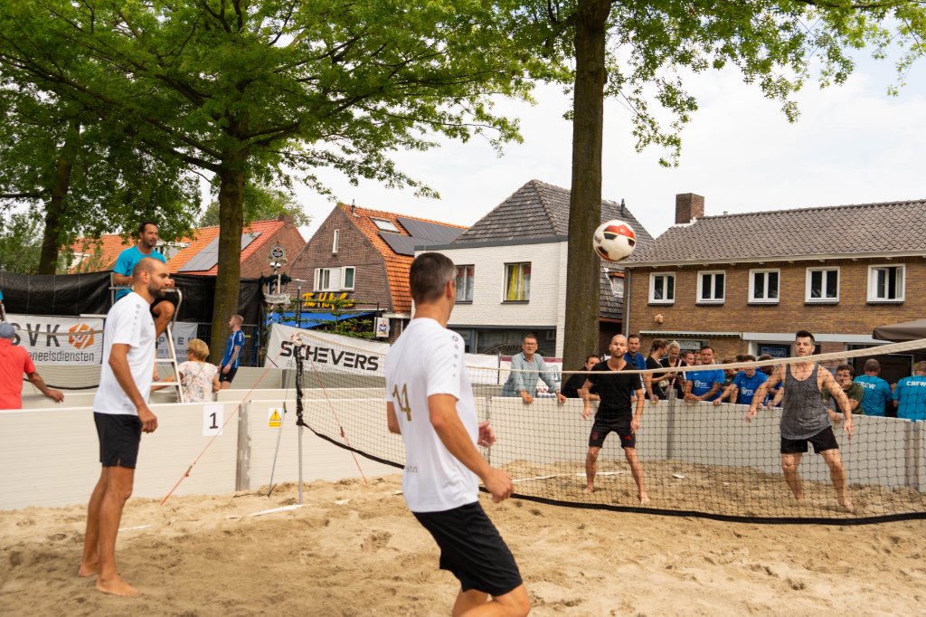 <p>Muziek en Feest op het plein met Beachvoetvolley toernooi</p>