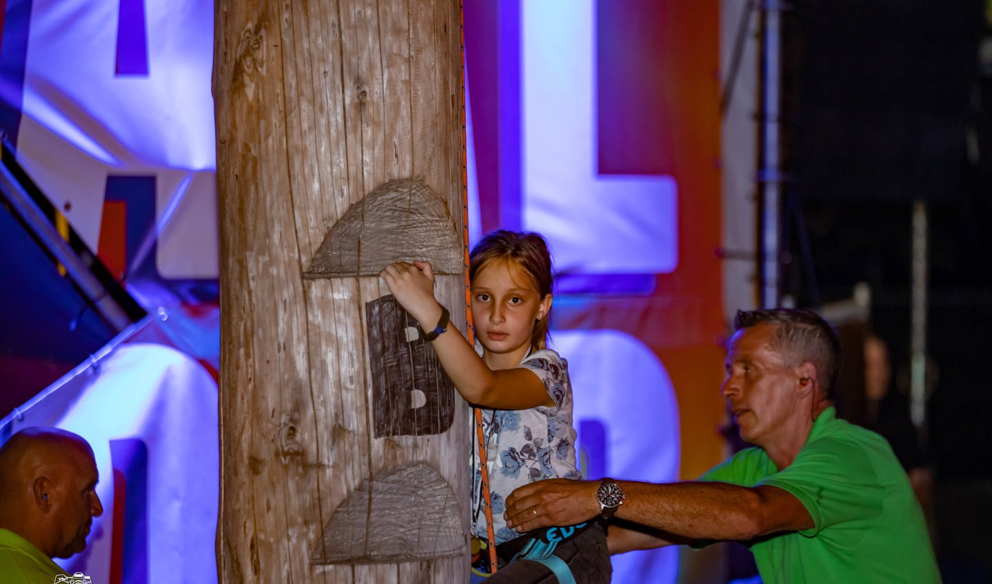 Paalklimmen voor de jeugd in Wijbosch