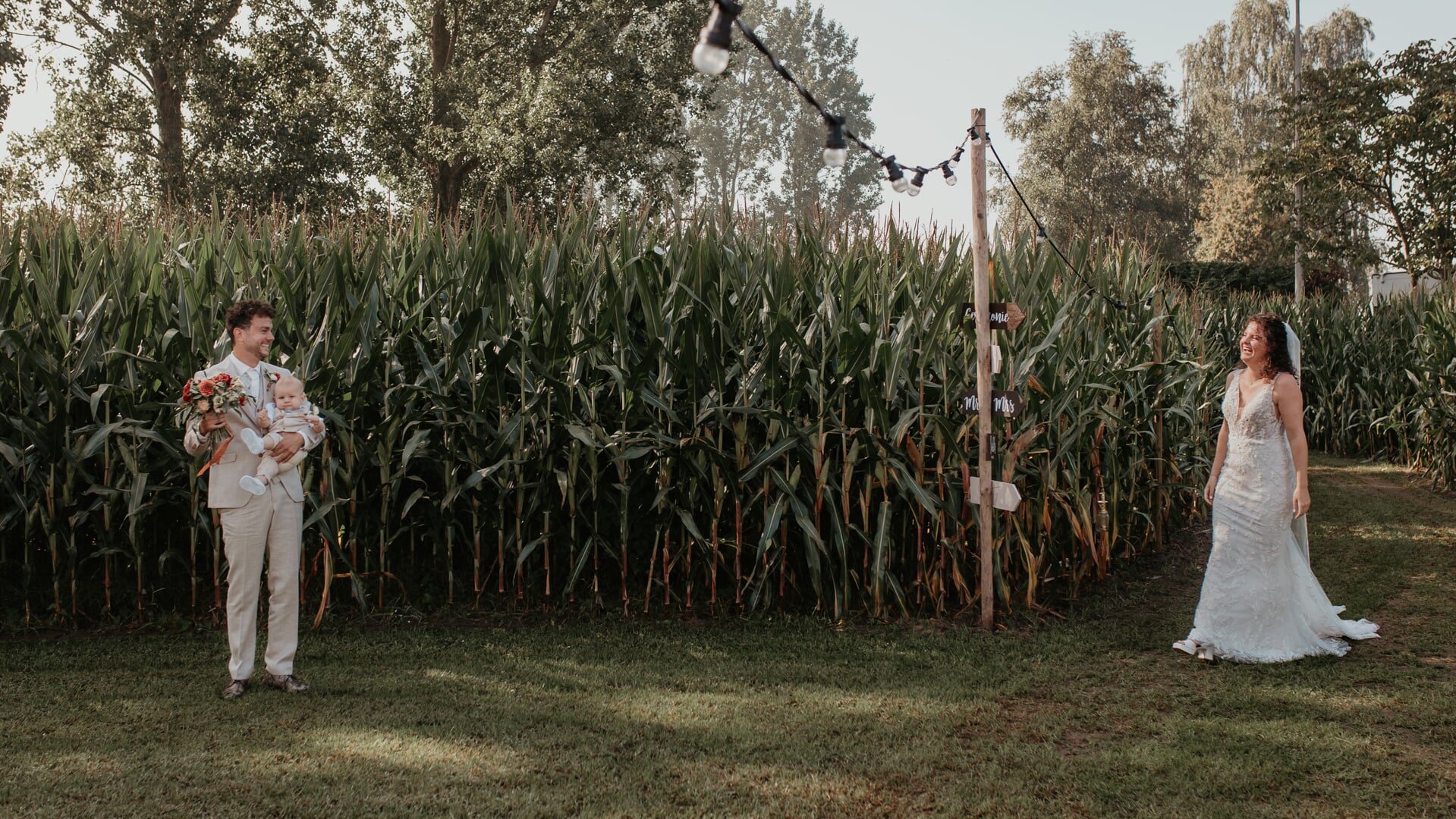 Het bruidspaar in het maïsveld.