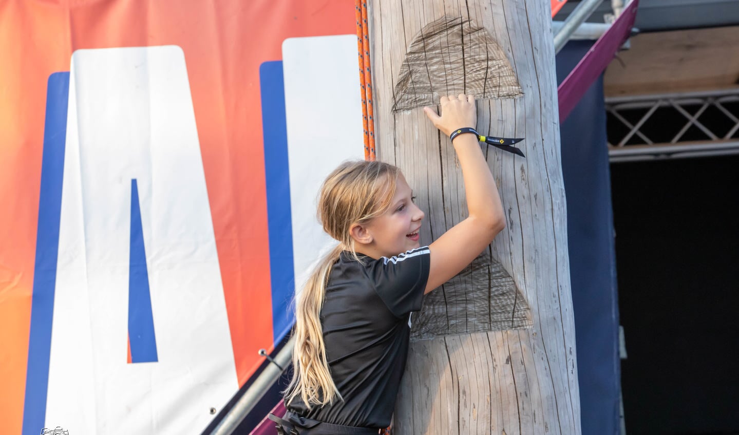 Paalklimmen voor de jeugd in Wijbosch