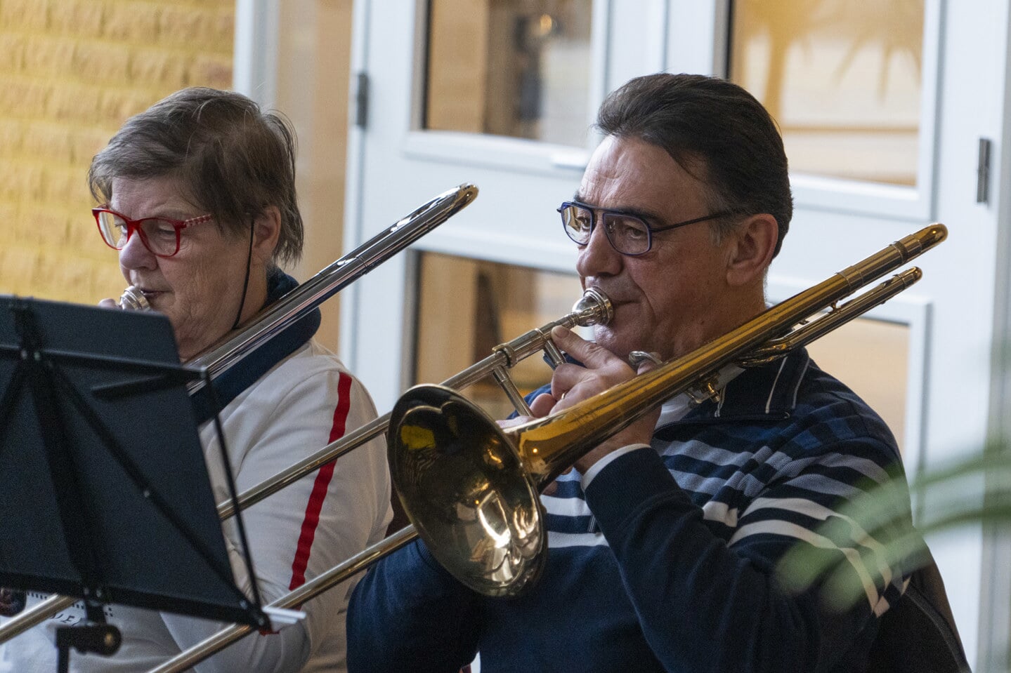 Muzikanten spelen zich warm voor Concert Carnavaleske.