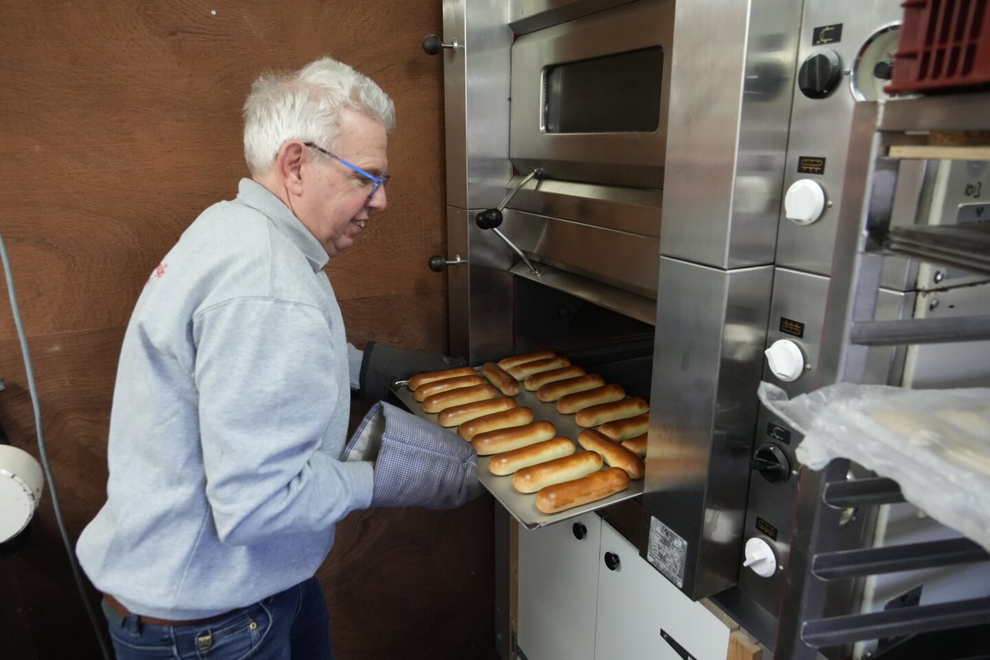 Marcel Kemps bakt ieder jaar vele worstenbroodjes