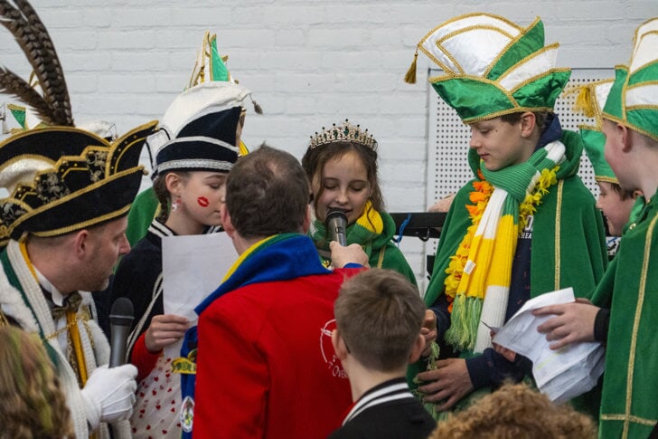 Schoolcarnaval met bezoek van Prins Maikel bij EBC Icarus