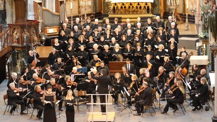 Philips’ Philharmonisch Koor en Kamerorkest Alveare voeren de Matthäus-Passion uit.