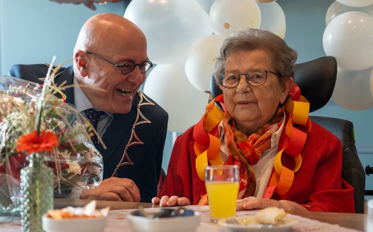 100-jarige mevrouw C. Voets-Pennings met burgemeester Kees van Rooij.
