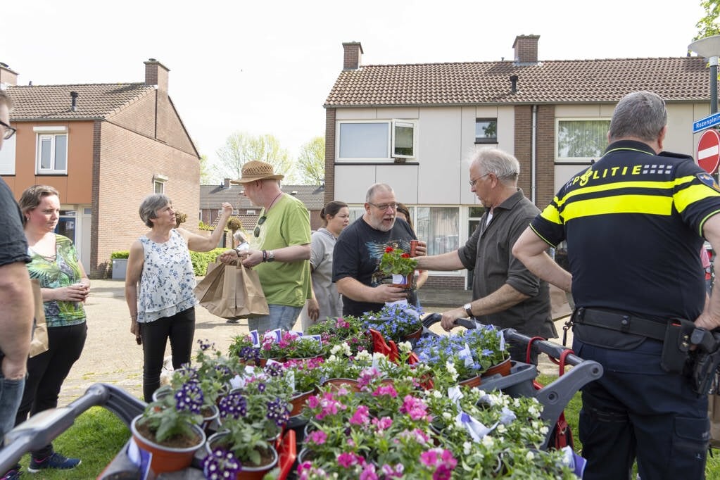 Wijkteam-zet-de-bloemetjes-buiten-in-de-Bloemenwijk