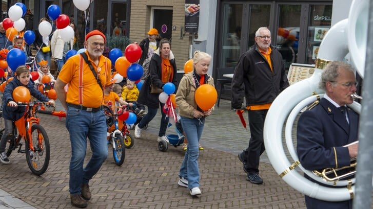 Kinderburgemeester Karlijn in actie tijdens fietsen defilé in Schijndel