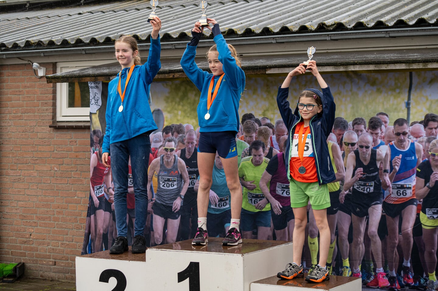 TVE sport Wijboschloop, jeugdloop meisjes: 1. Yfke van der Star 09:11, 2. Luciel van Duivenbode 10:34, 3. Melina Zwart 10:44