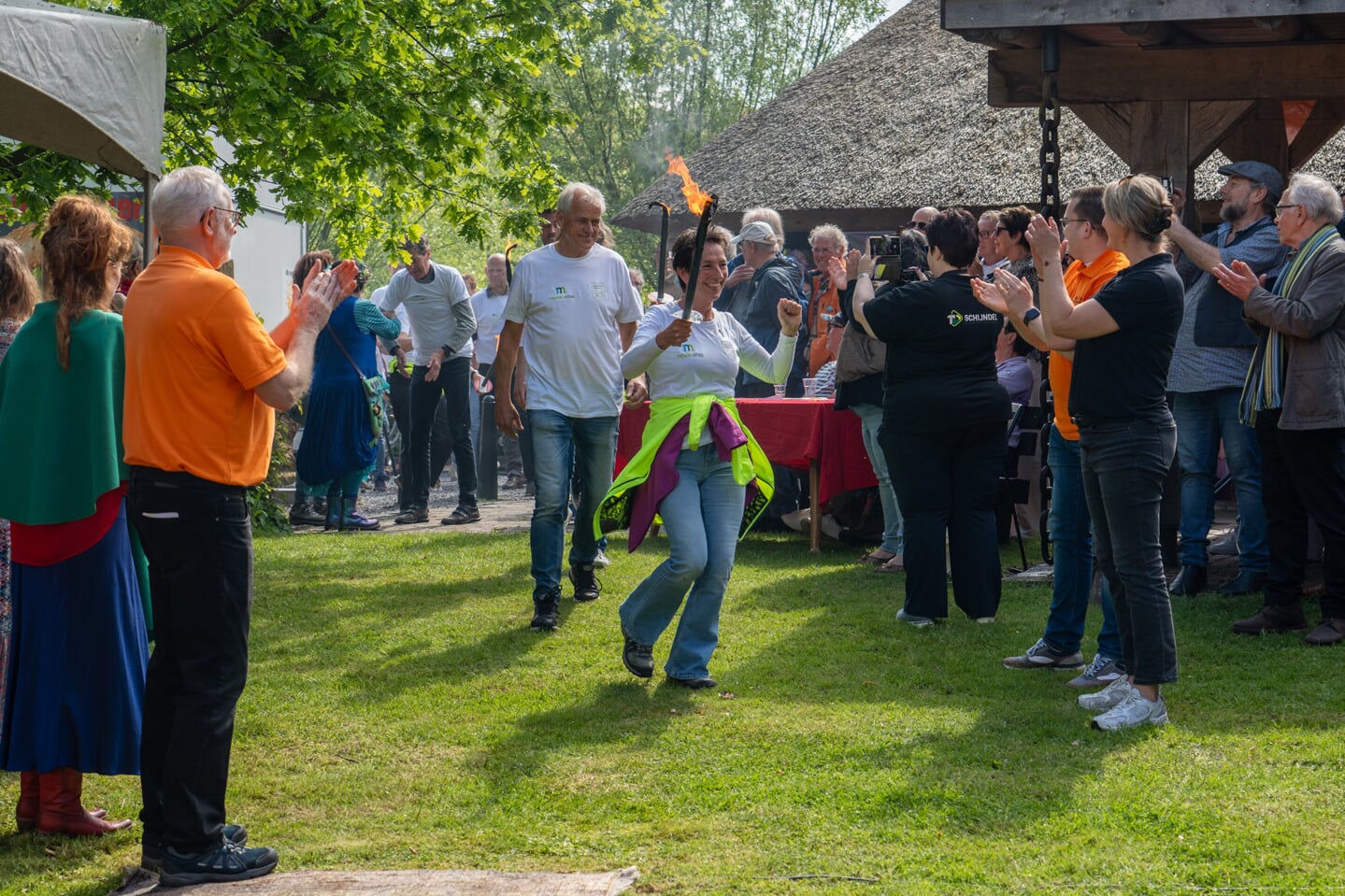 Bevrijdingsfestival Wijbosch; bevrijdingsvuur wordt gebracht door loopgroep Wijbosch