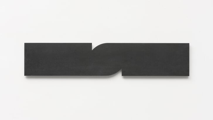 Cecilia Vissers, Curve No.5, 2020, warmgewalst staal, patina, was, 12 x 61 x 1 cm 