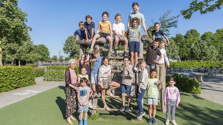 Juf Carla met enkele leerlingen van de school.