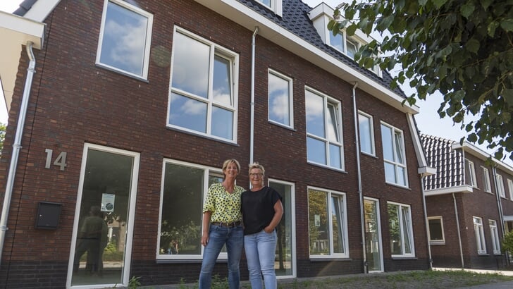 Astrid en Silvia voor het nieuwe pand van Stichting TIM.