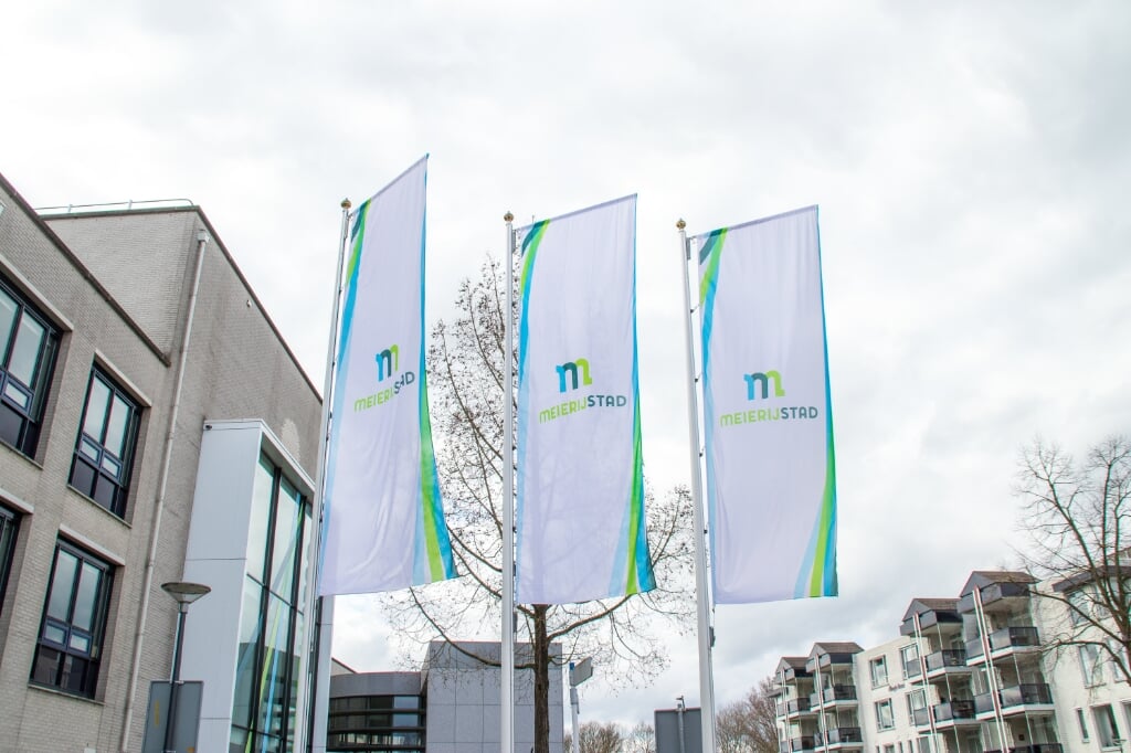 Vlagen voor het gemeentehuis Meierijstad in Veghel