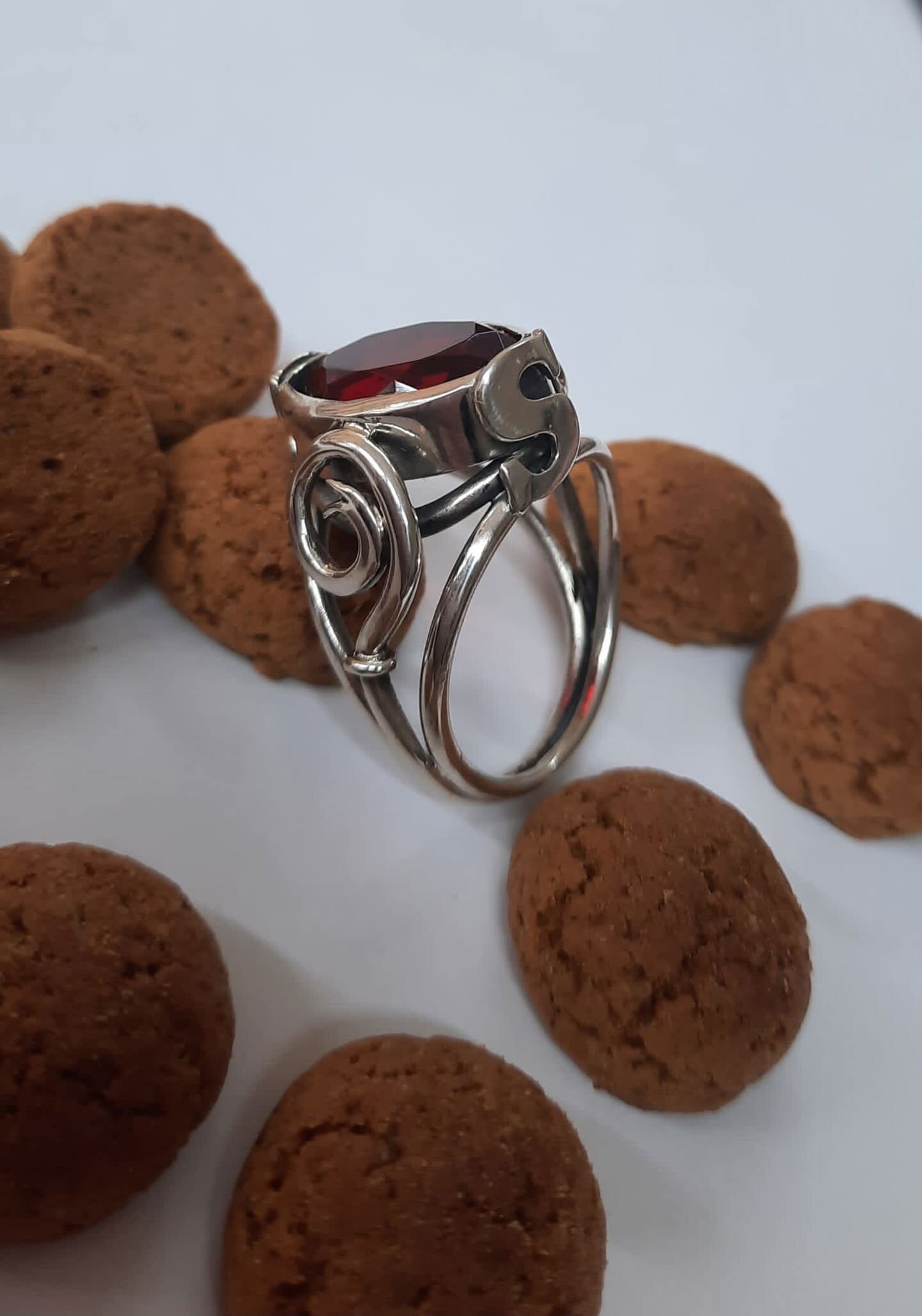 Daniëlle Bothof maakte zelf deze toepasselijk foto van een van de meest bijzondere ringen die ze ooit heeft gemaakt. 