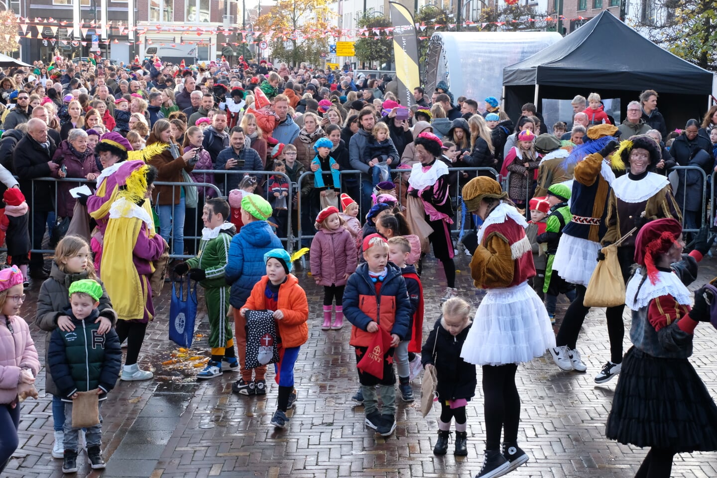 Foto: grote drukte bij een uitstekende ontvangst van Sinterklaas in Steenbergen