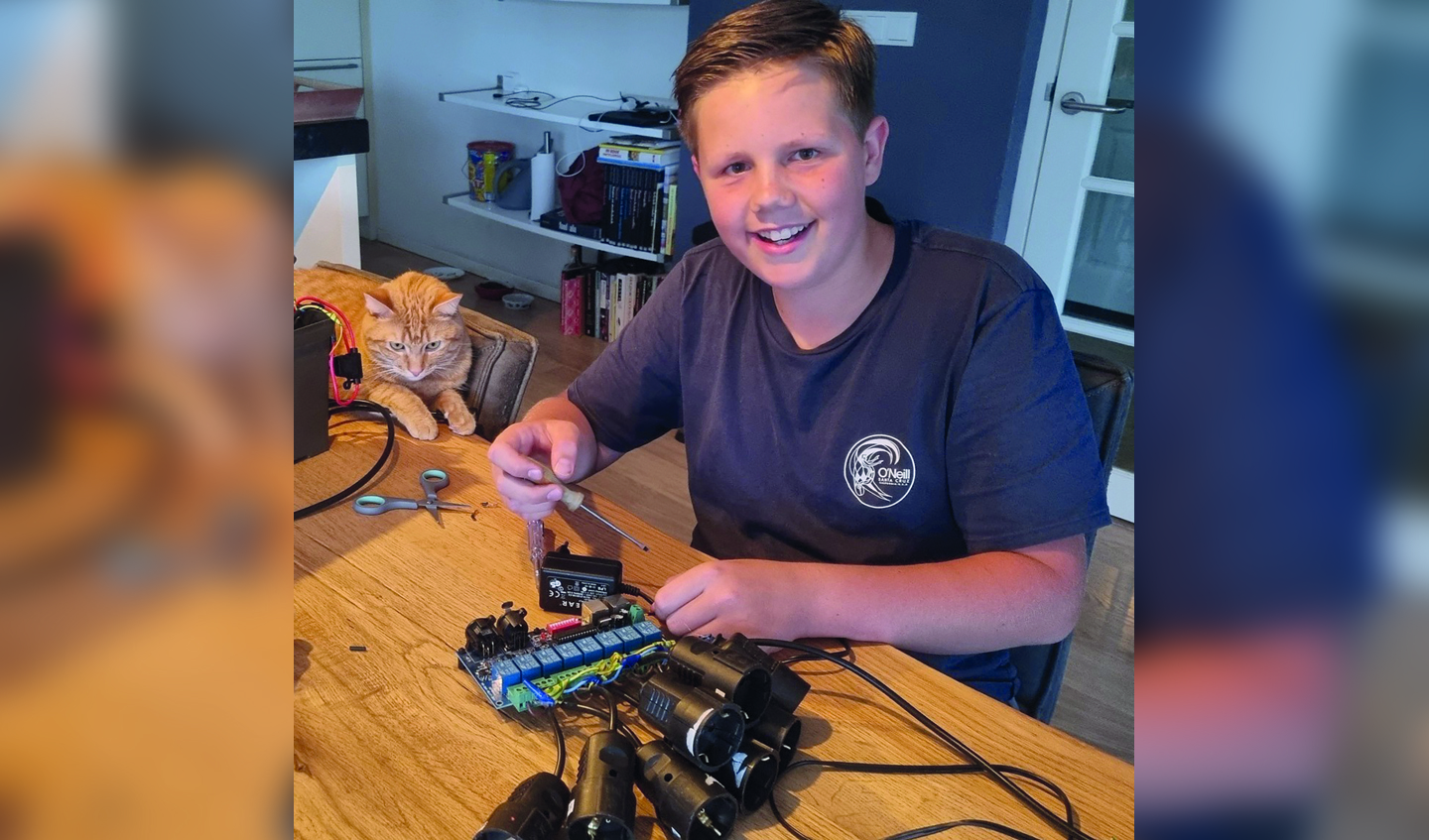 De 13-jarige Jens Vrieling heeft veel onderdelen van de lichtinstallatie zelf gemaakt.