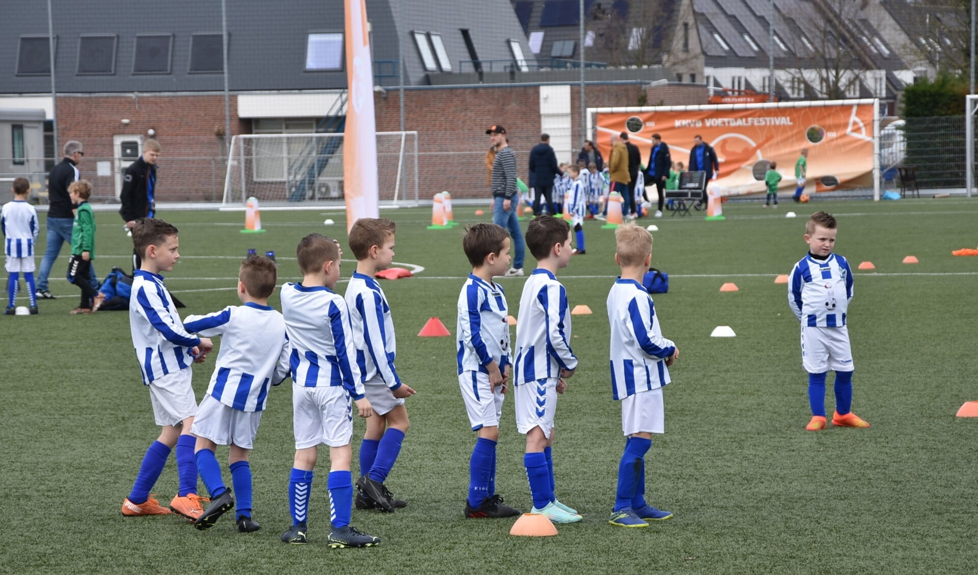 Kinderen genieten van voetbal clinic bij V.V. Steenbergen