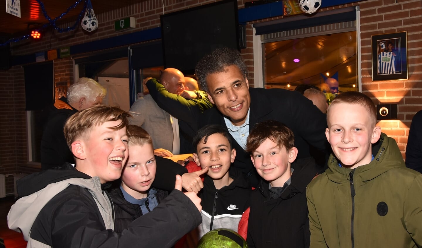Pierre van Hooijdonk op de foto met de jeugd