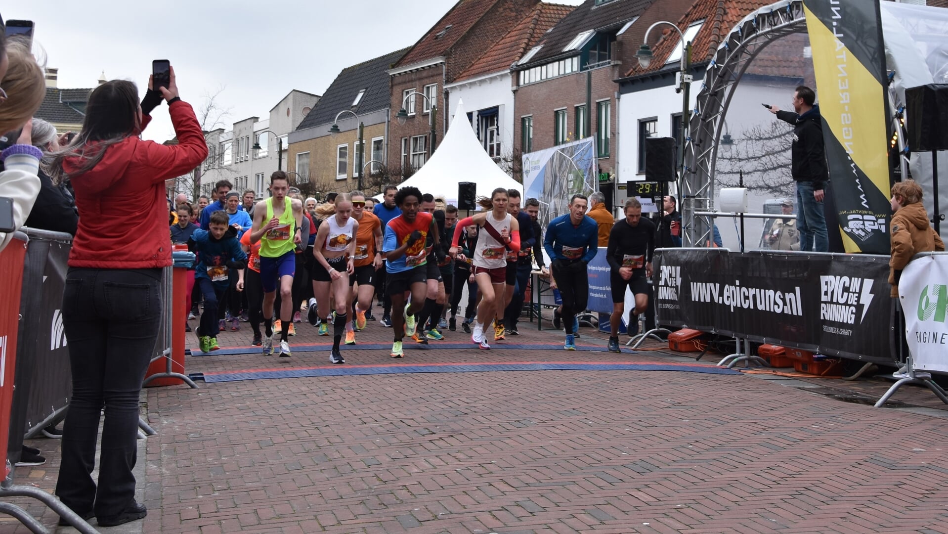 De start van de 5 km. Foto: Jan de Langen - Steenbergse Courant