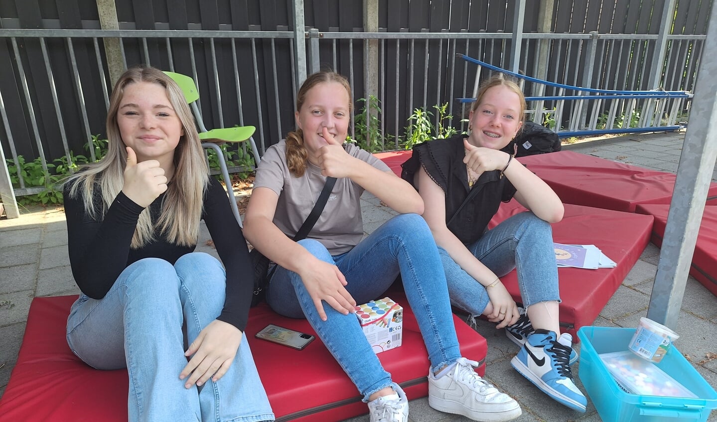 Julia, Demi en Moniek vermaakten de kinderen met spelletjes en stoepkrijt.