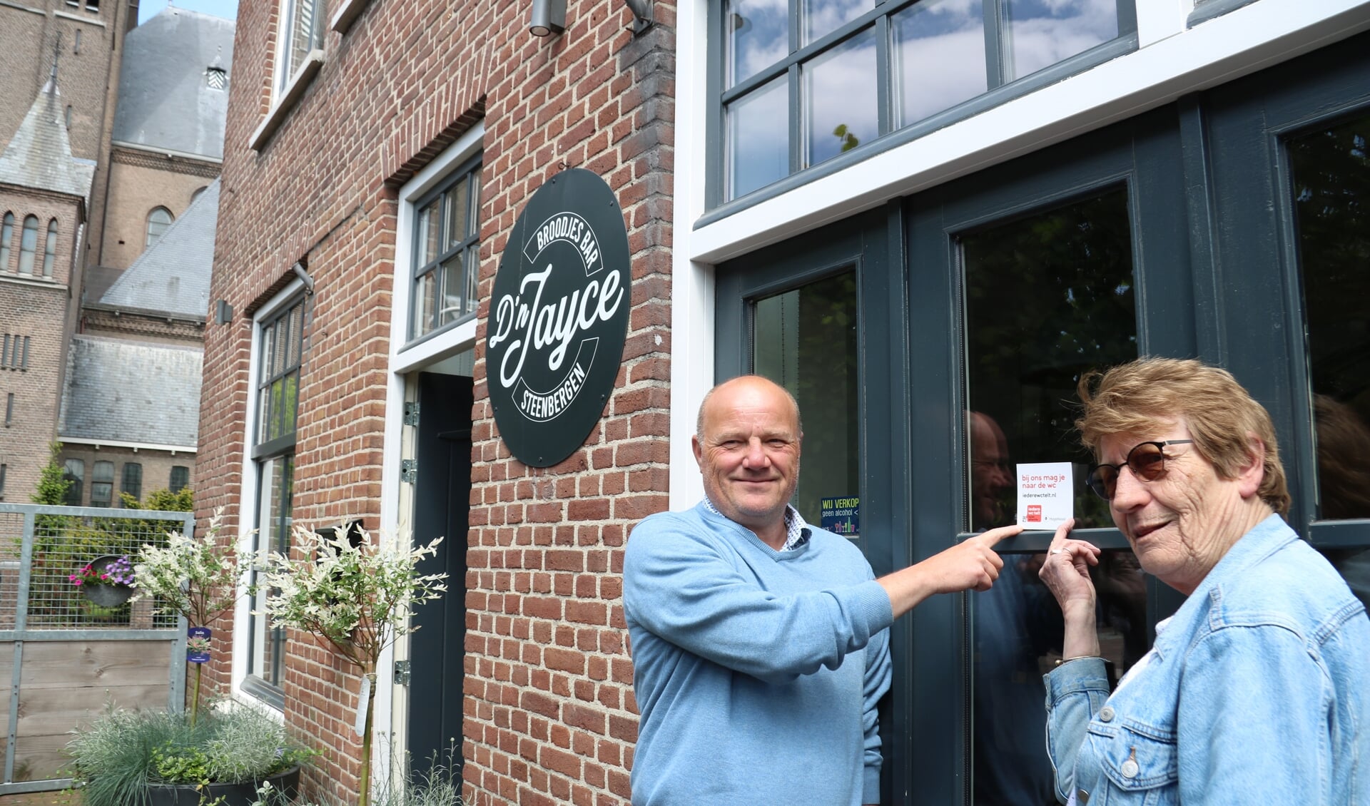 Wethouder Maurice Remery en D66-burgerraadslid Loes Baselier plakten vanmiddag de eerste HogeNood-sticker in het centrum van Steenbergen.
