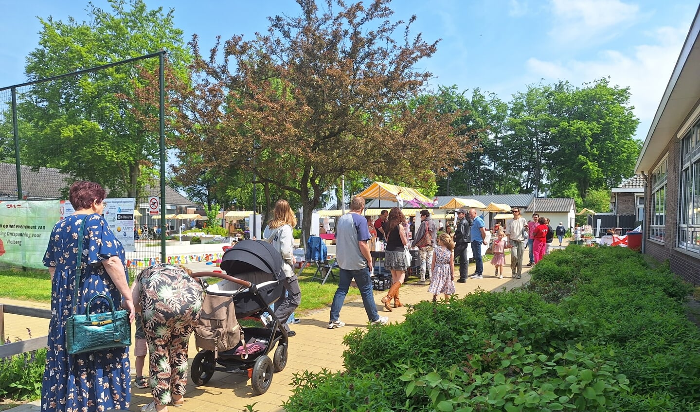 Onder een stralend zonnetje passeerde het publiek de kraampjes waarin ondernemers en organisaties zichzelf presenteerden.  