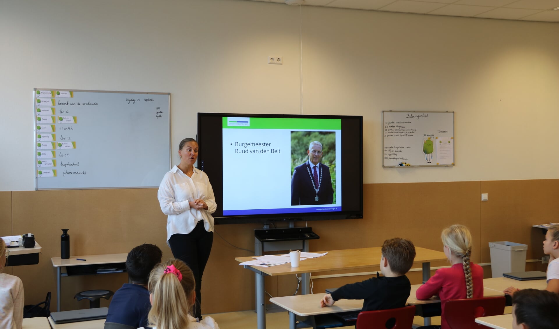 Foto: Wethouder Esther Prent was vrijdagochtend te gast in de groepen 5/6 van de Maria Regina om in het kader van het thema 'Wie is de baas in de stad?' een les te verzorgen. Het ging over het college en de gemeenteraad, maar ook over mooie plekjes in de gemeente Steenbergen.  
