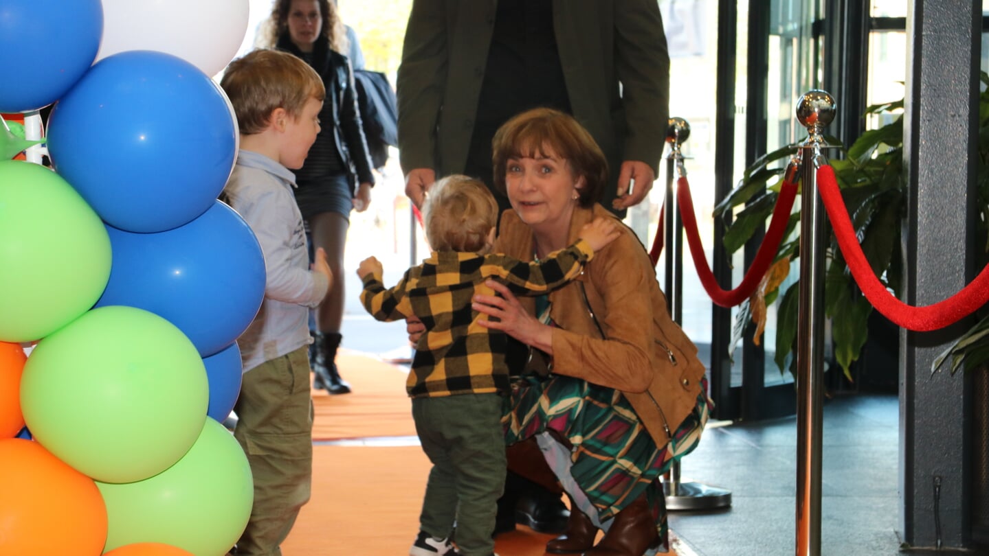 Raadslid Gerda van Caam werd vanochtend op het gemeentehuis verwelkomd door haar kleinkinderen.