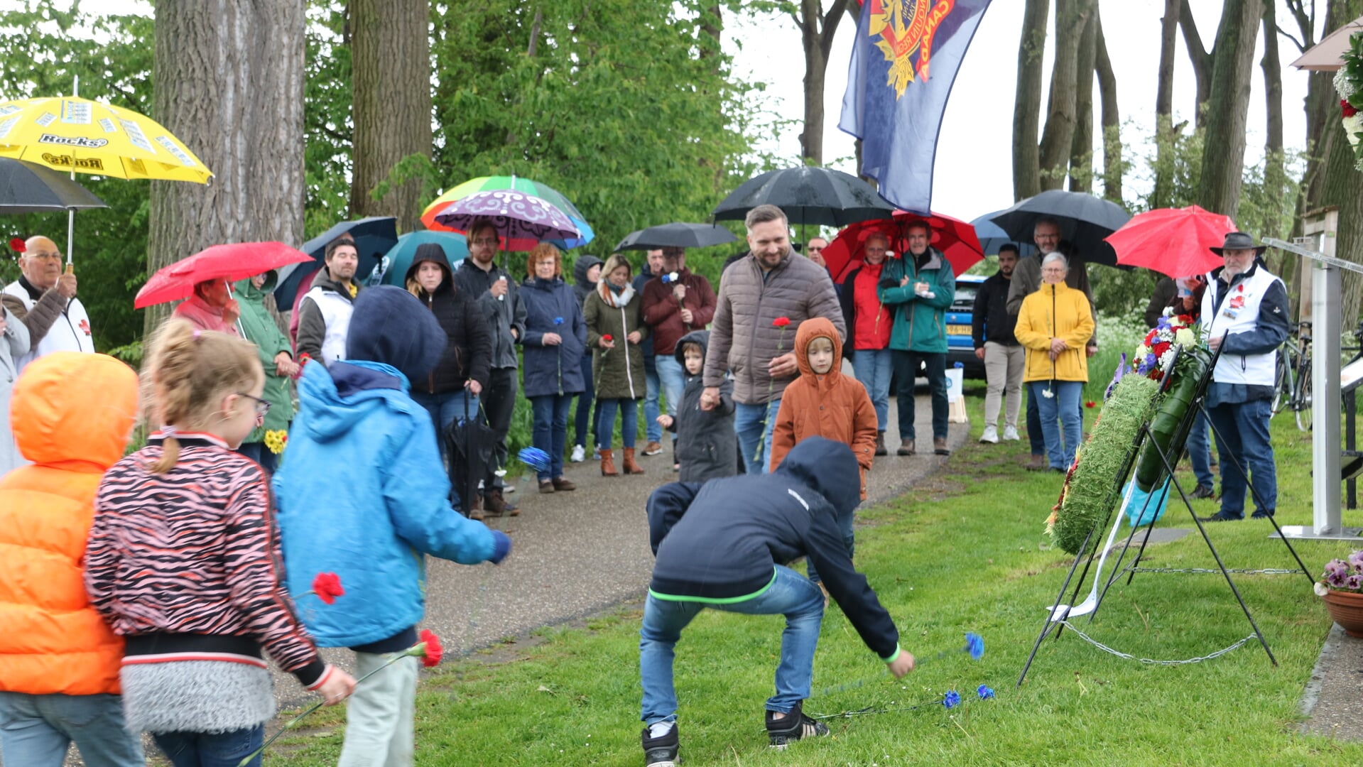 Ondanks de regenbuien waren er tientallen mensen naar de herdenking bij 'De Klok' op de Welberg gekomen. 